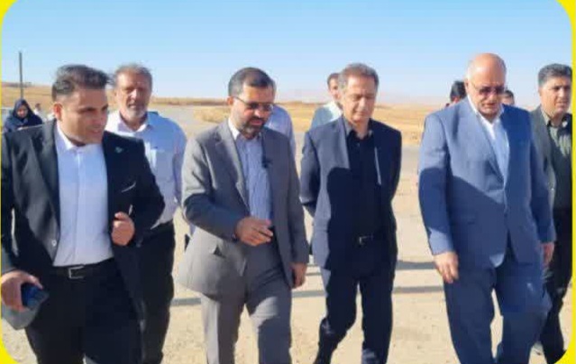 بازدید مسئولان و سرمایه‌گذار بخش خصوصی از پروژه شهرک گلخانه‌ای شهید بروجردی