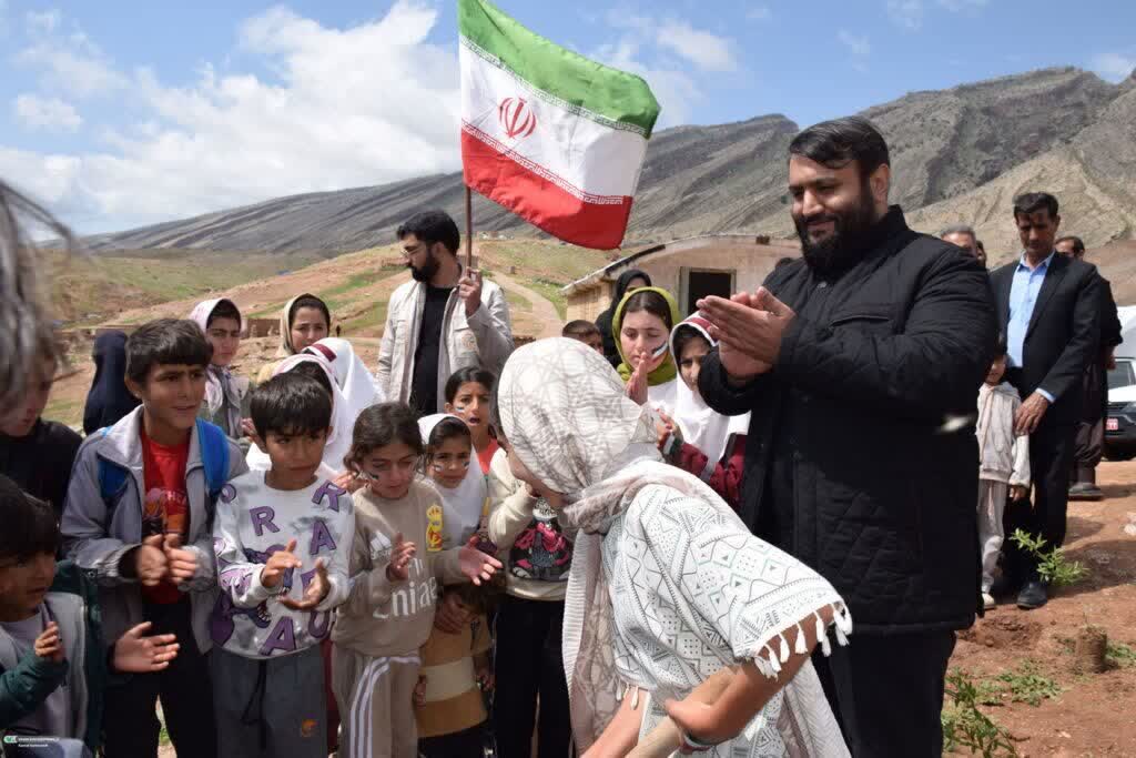 اجرای برنامه‌های فرهنگی «پیک امید» برای کودکان عشایری در روستای دره‌باغ پلدختر