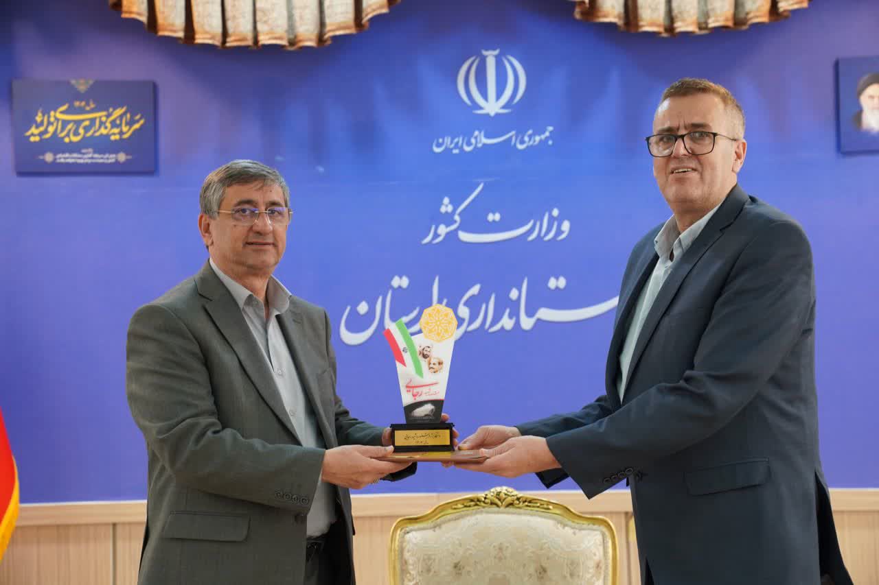 تقدیر استاندار لرستان از دکتر جلال الدین امیری پس از انتخاب دانشگاه علوم پزشکی لرستان به عنوان دستگاه برتر جشنواره شهید رجایی